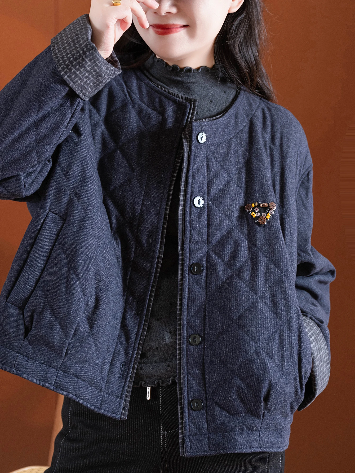 

Хлопковое пальто ручной работы для женщин: круглый вырез, двойные пуговицы, клетчатый пэчворк, плотная строчка, длинный рукав, стандартный крой