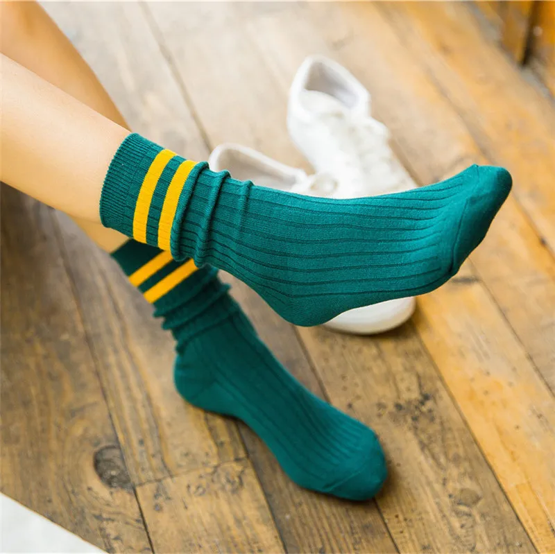 Lustige Nette Japanischen Hohe Schule Mädchen Baumwolle Lose Striped Crew Socken Bunte Frauen Sox Harajuku Designer Retro Gelb Weiß