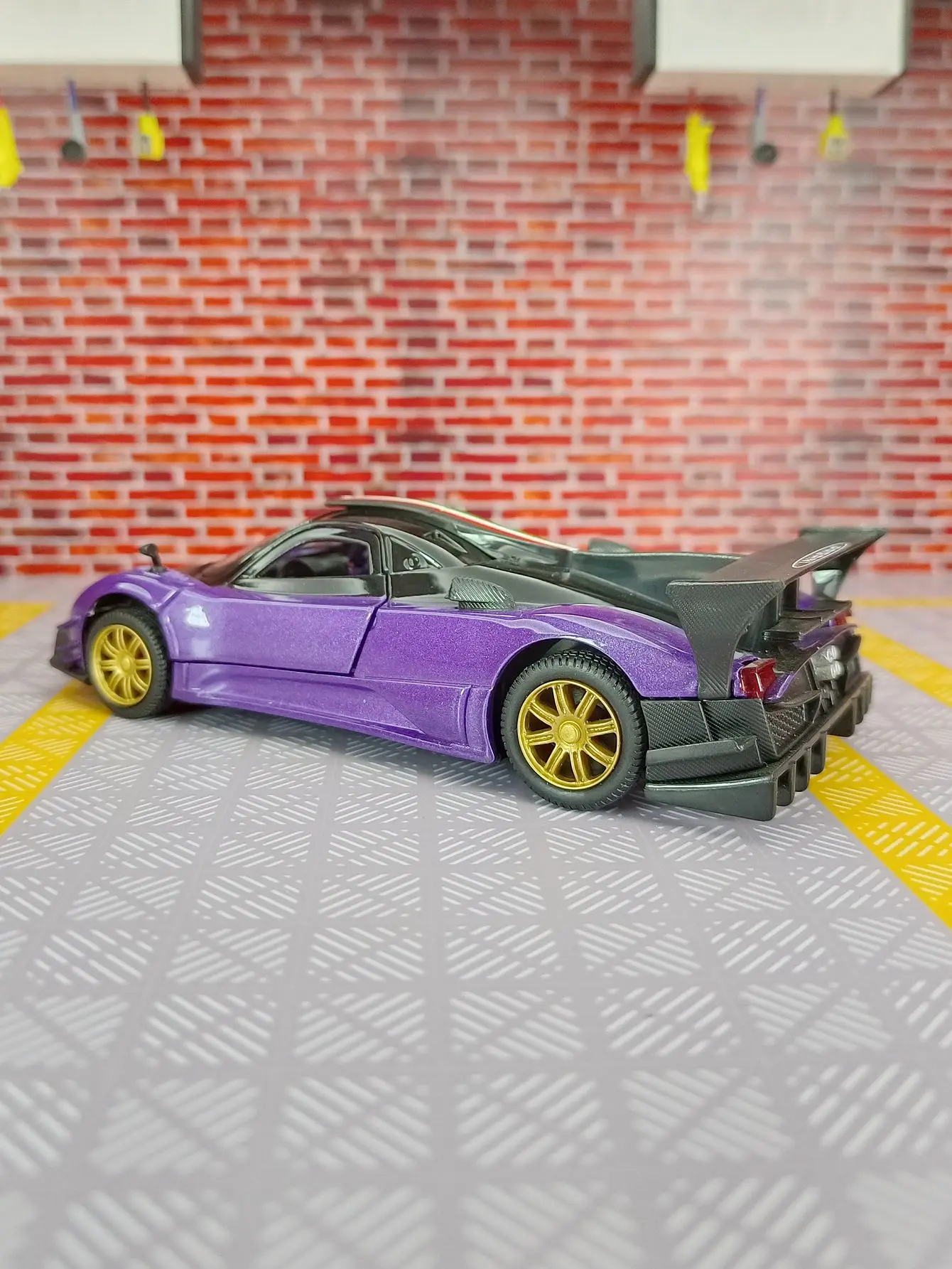 Модель автомобиля Pagani Zonda из сплава металла в масштабе 1:31 с функциями звука и света, открывающиеся двери с обеих сторон.