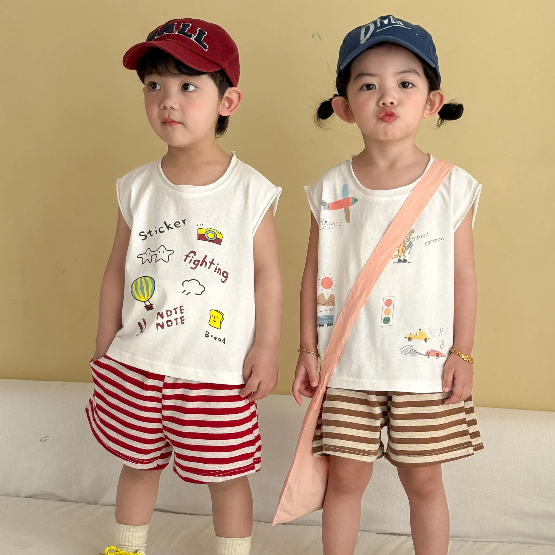 

Летний новый комплект детской одежды 2026: майка с мультяшным принтом и полосатые шорты для мальчиков и девочек, 2 предмета, хлопковый спортивный костюм для детей