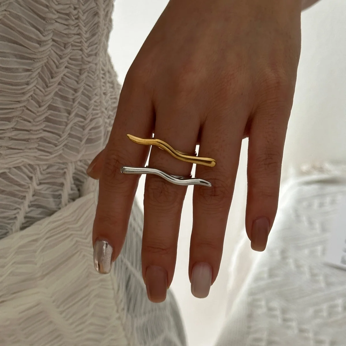 Minimalistische, lange, wellenförmige Fingerringe aus Edelstahl für Damen und Herren, trendiger, ästhetischer, winziger, schlangenförmiger, dünner Ring, Party-Schmuck. – Detail 6