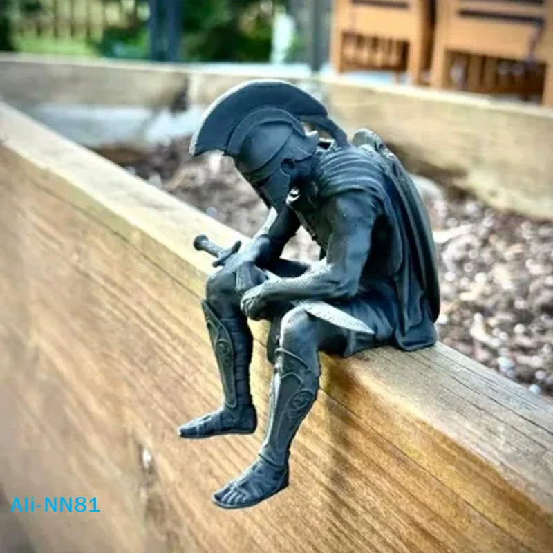【N】3D Printed Ancient Rome Soldier Figurine Edge Sitting, Meditation Warrior Shelf Sitter Statue Desktop Home Decor