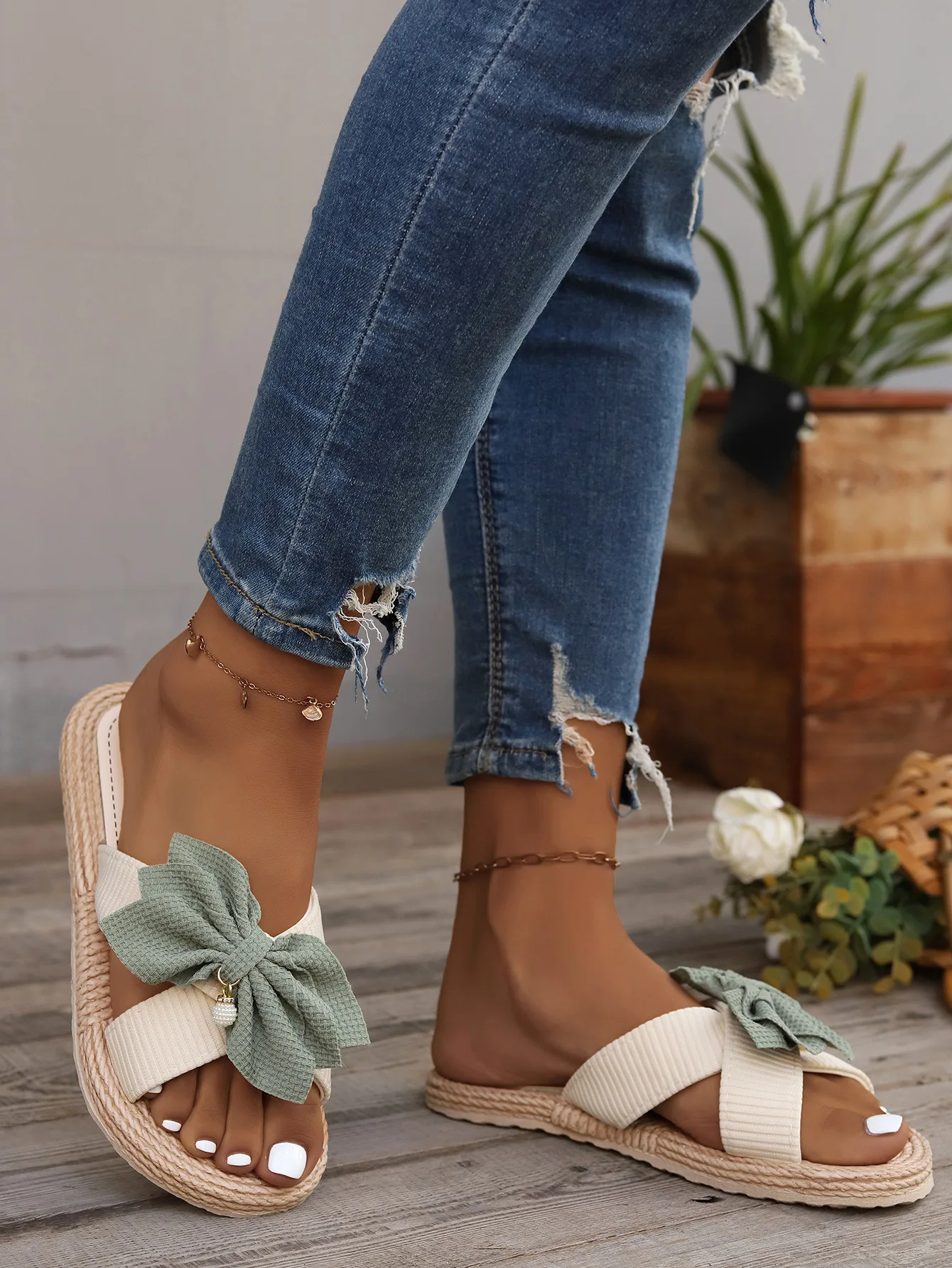 النساء النعال الاتجاه القوس المضادة للانزلاق الصنادل 2025 مريحة لينة وحيد كعب مسطح النعال جديد أحذية مصممين المنزل الشرائح النساء