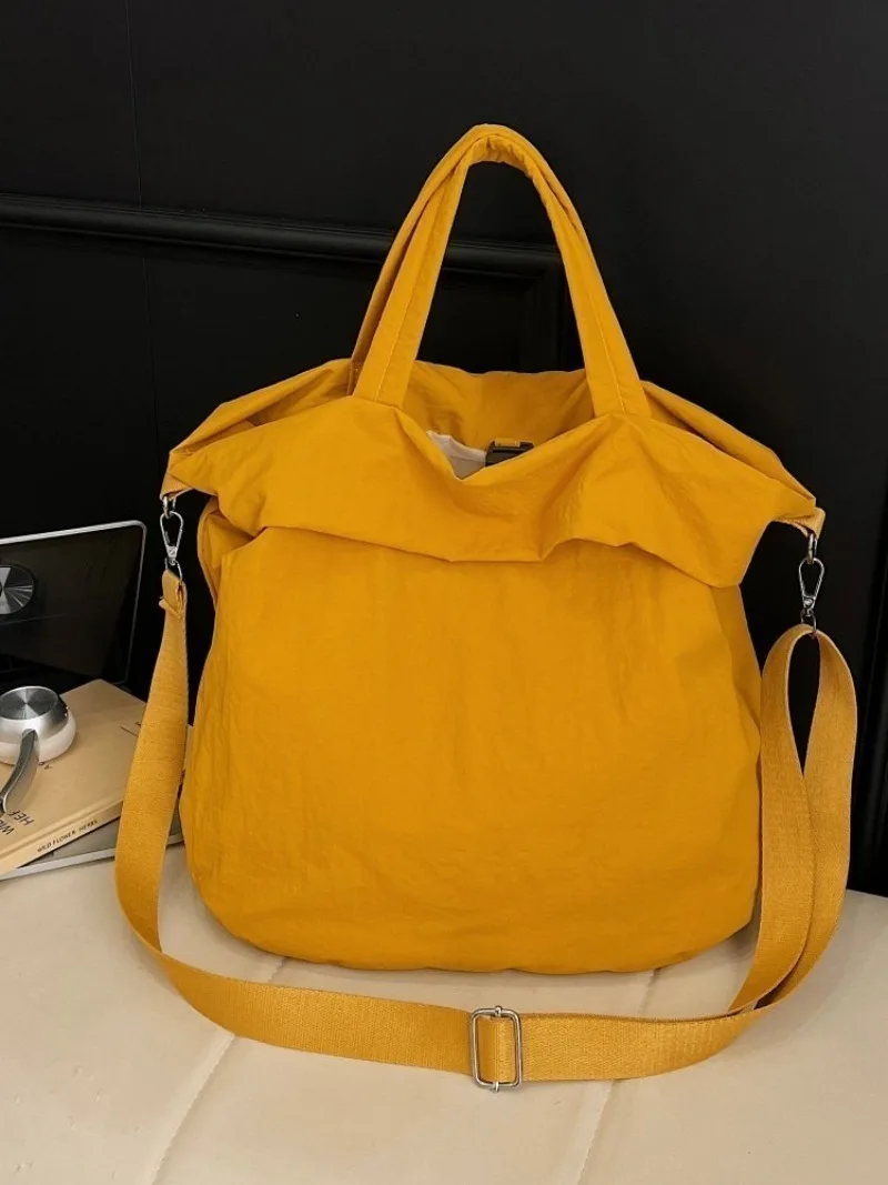 CEEKAY Mattschwarze, gekräuselte Nylon-Umhängetasche, übergroße, weiche Umhängetasche mit einfacher Überschlagöffnung, breiter, verstellbarer Stoffriemen, lässige Handtasche – Detail 4