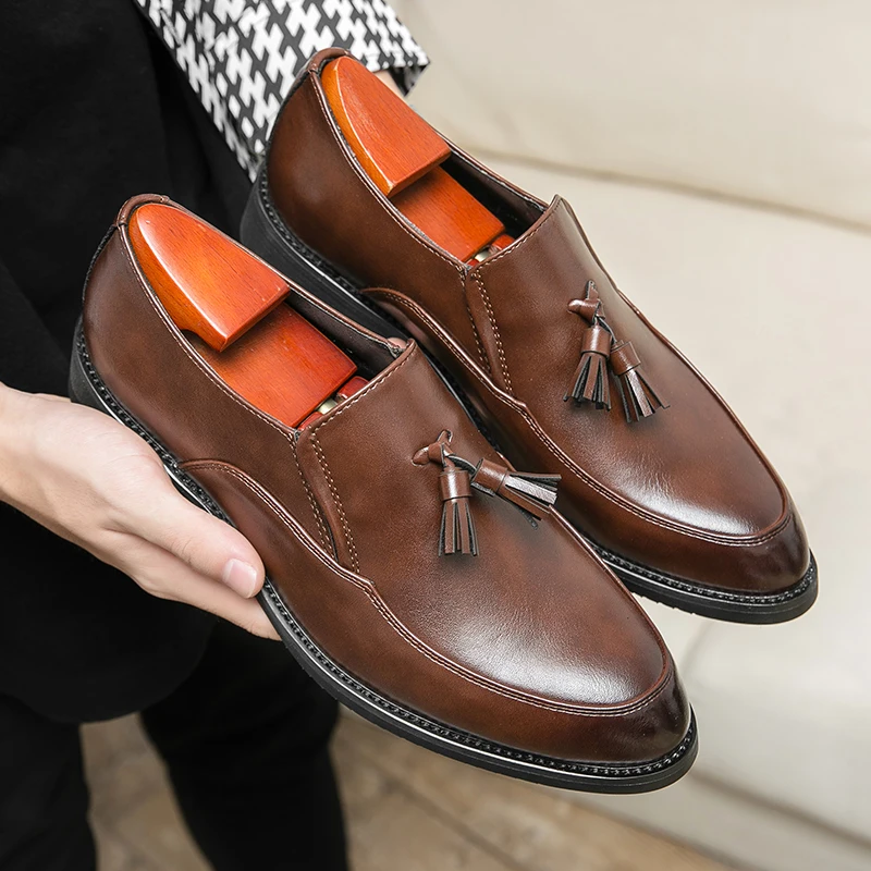 

HKDQ Luxury Man Dress Shoes Pointed Toe Formal Shoes Tassels Slip On Leather Shoes For Men British Style Brown Men's Loafers