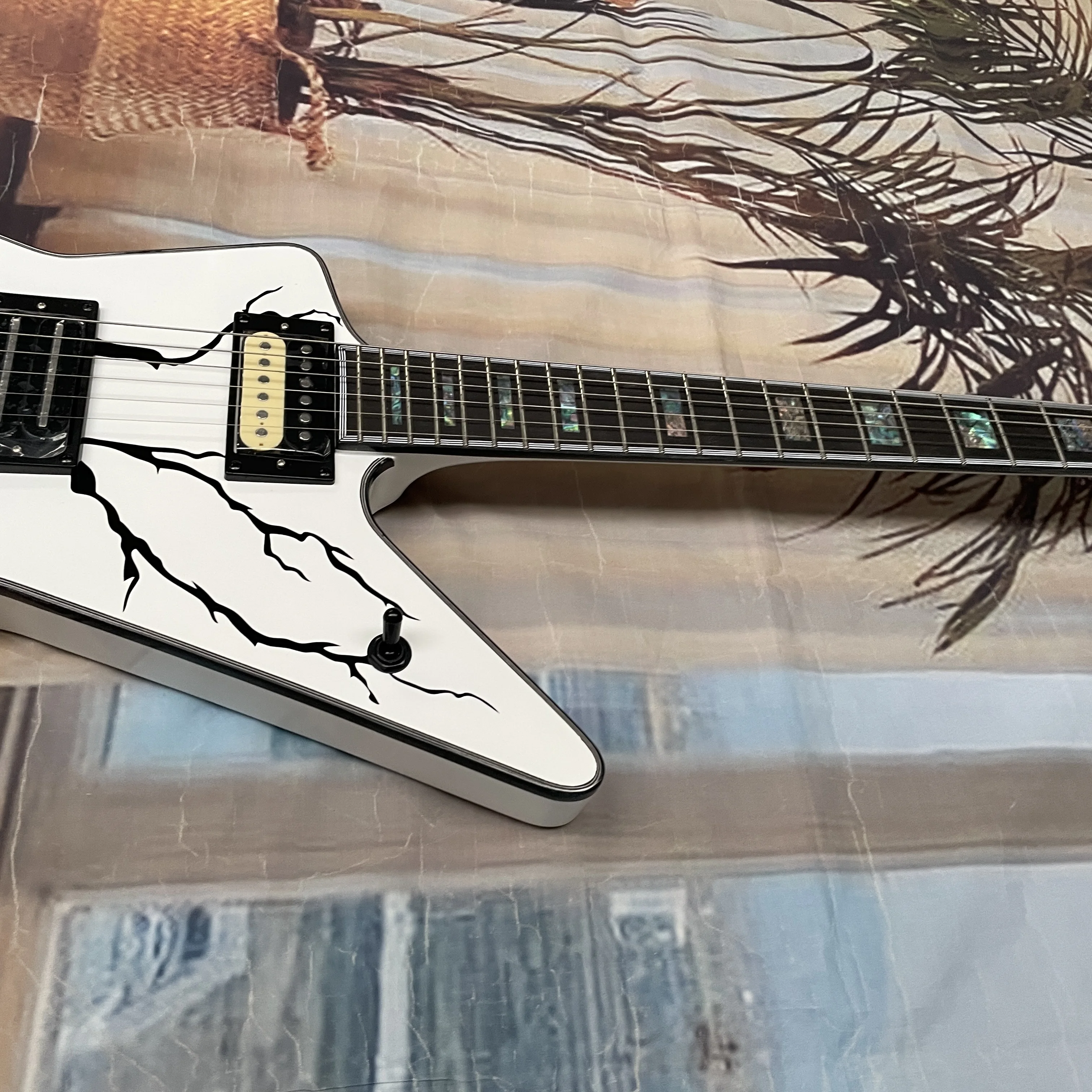 جيتار كهربائي أبيض بستة أوتار  - مراجعة Electric Guitar Beginner وسعره