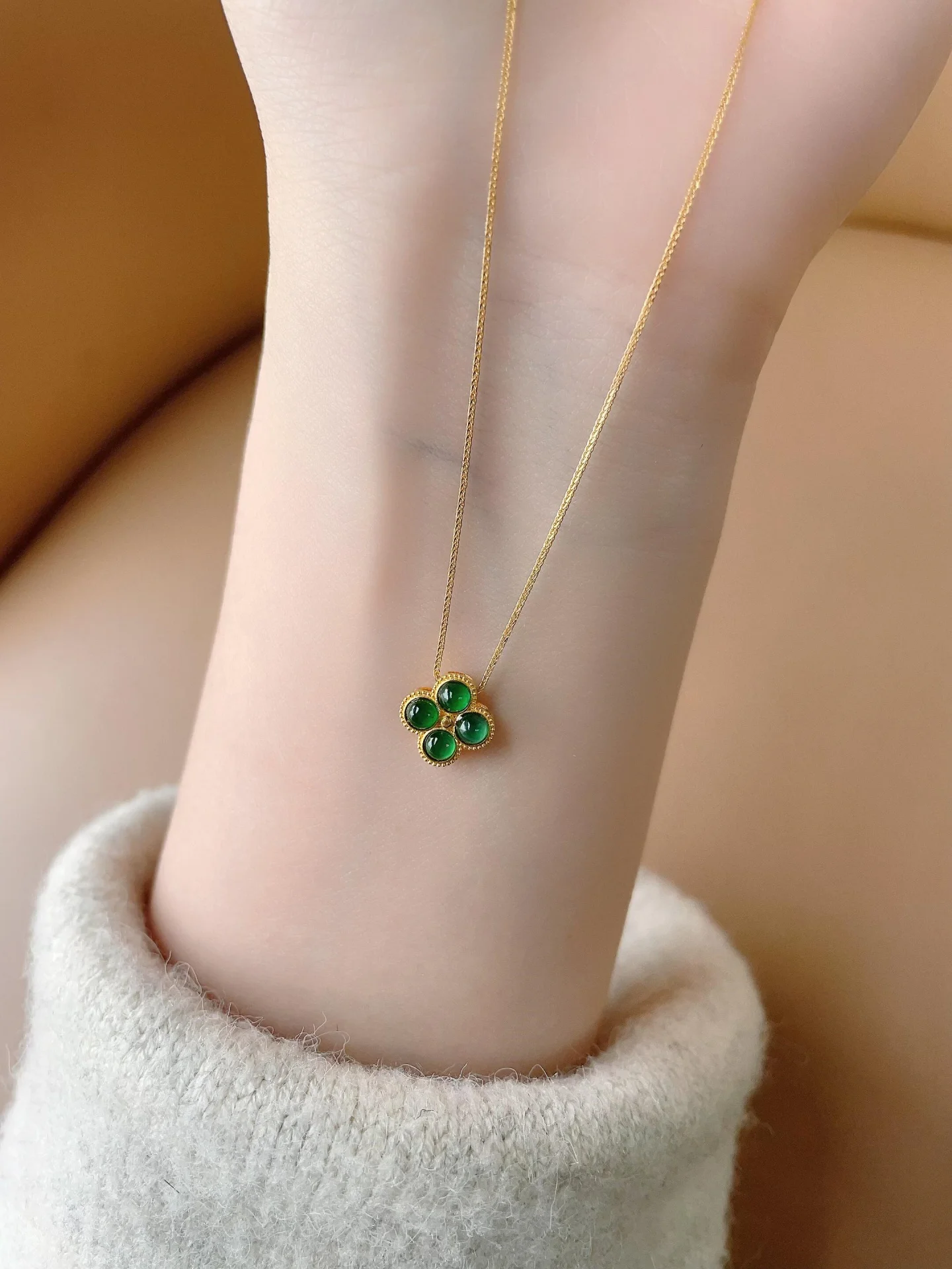 collar-de-plata-de-ley-s925-con-diseno-de-trebol-de-cuatro-hojas-en-verde-esmeralda-elegante-y-lujoso-accesorio-de-joyeria