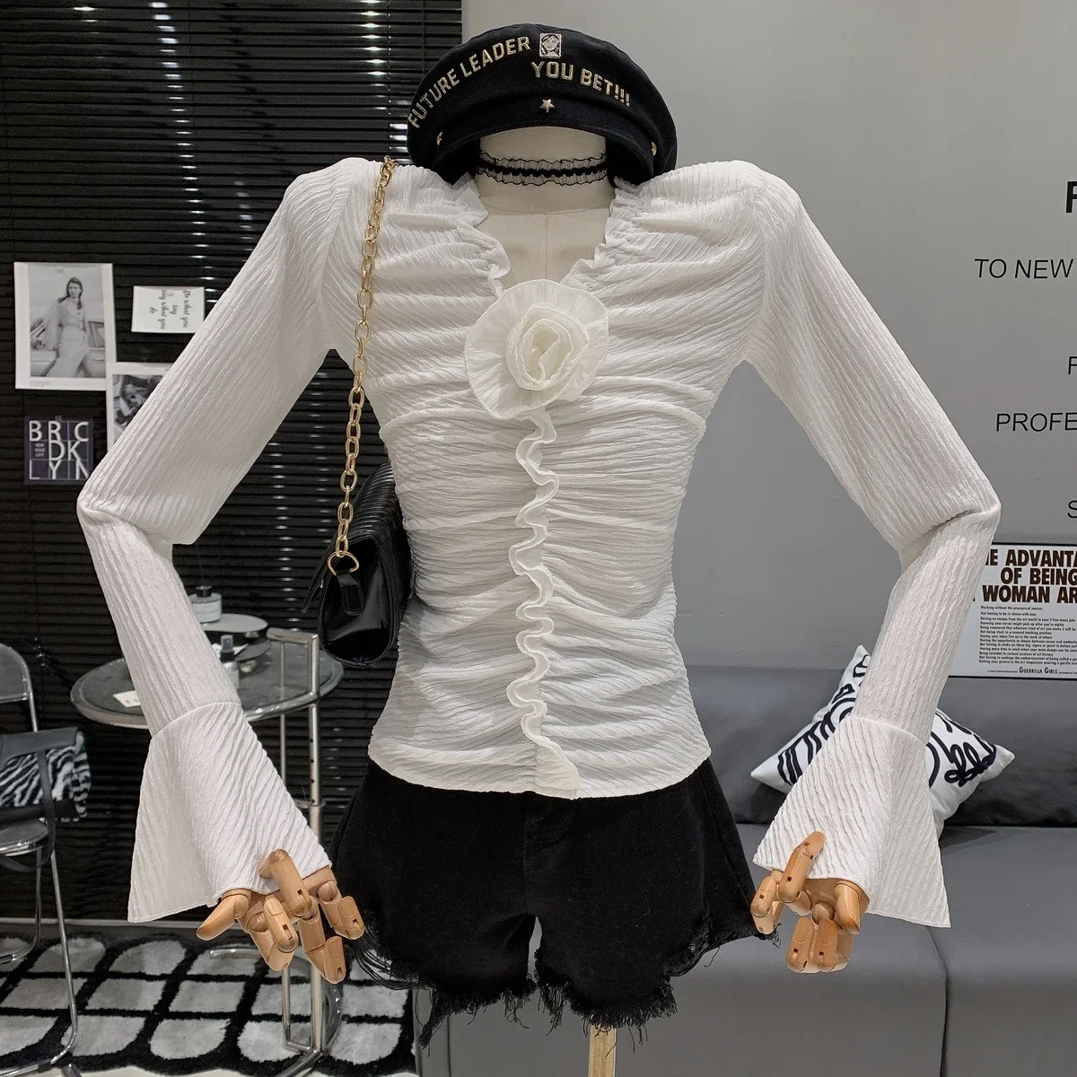 بلوزة بأكمام مضيئة مكشكشة باللون الوردي مع زينة وردية على طراز الأميرة للسيدات، أزياء ربيع الخريف بقصة ضيقة