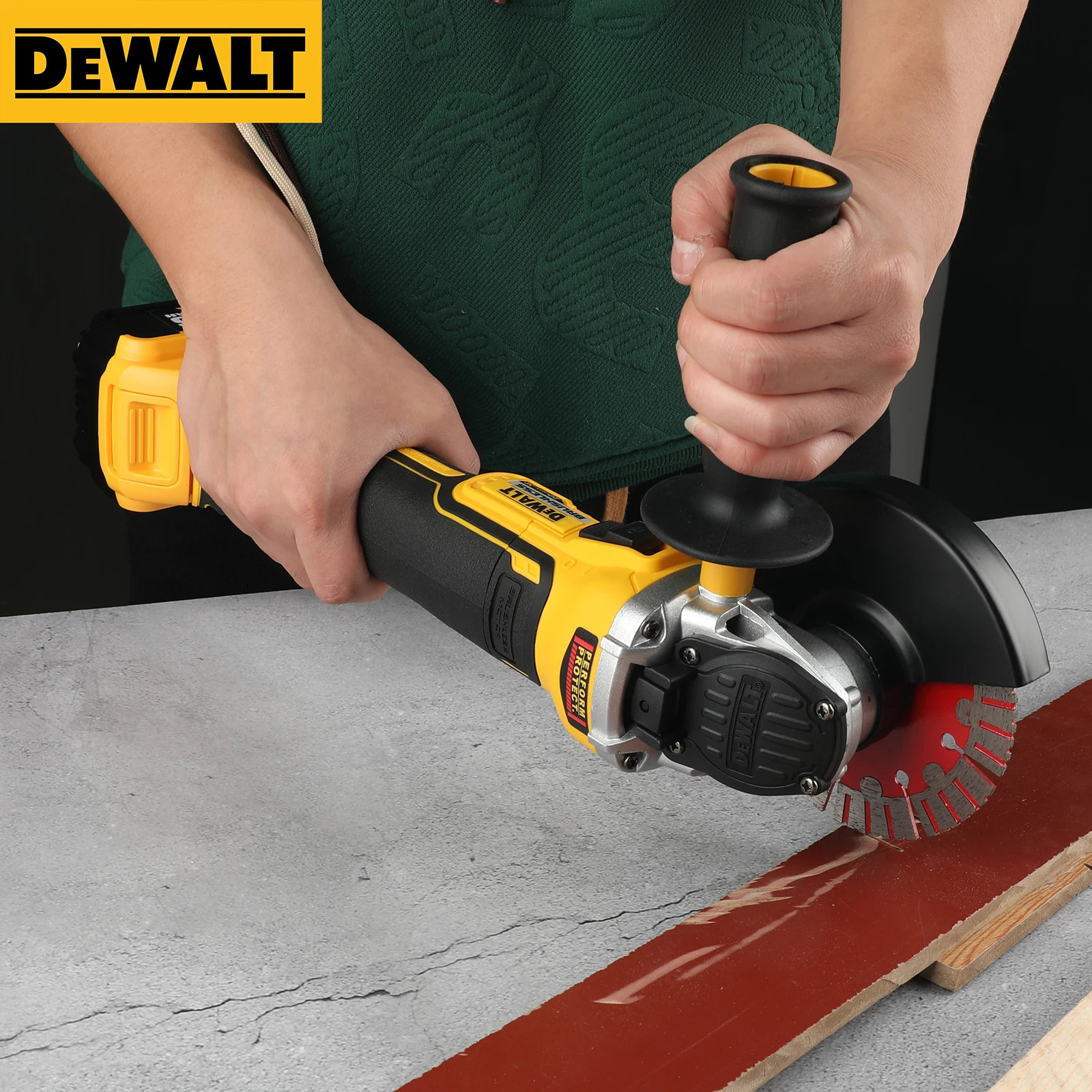 

DEWALT DCG405NT Макс. бесщеточная угловая шлифовальная машина 20 В, оснащенная плоской головкой диаметром 125 мм, идеально подходит для различных заданий, таких как металлообработки.