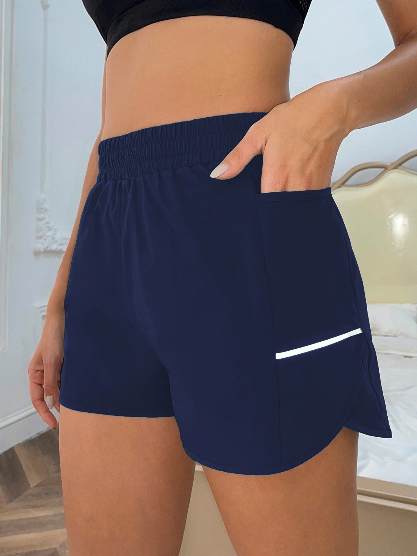 Neue Damen-Shorts mit Handytasche, elastischem Bund, Sportgürtel, reflektierenden Streifen, lässige, modische Sportshorts. – Detail 23
