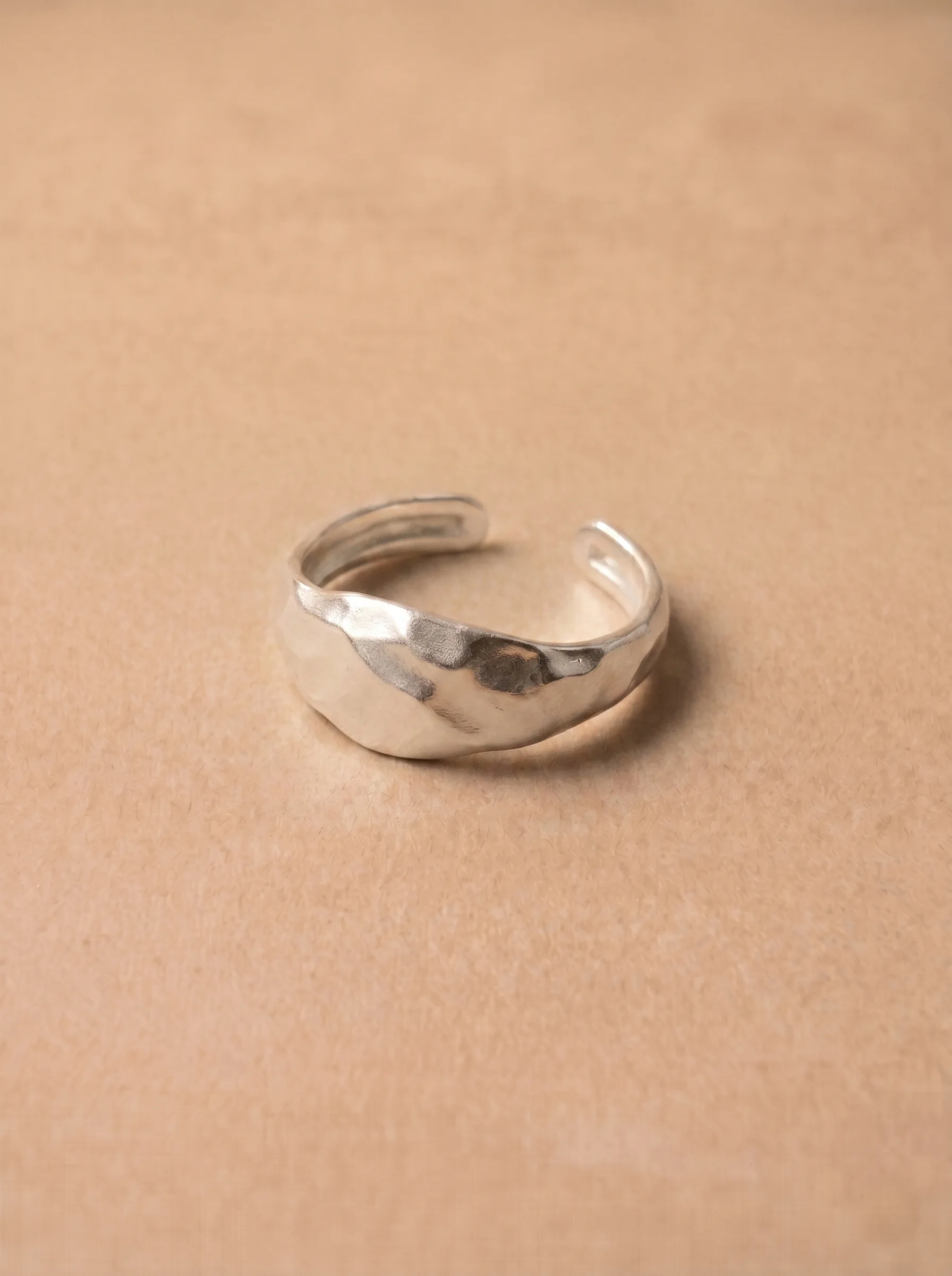 anillo-ajustable-ancho-con-acabado-martillado-plata-925-superficie-irregular-estilo-minimalista-moderno-para-quienes-aman