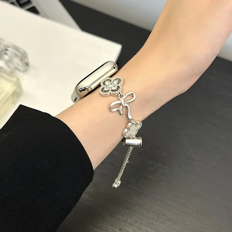 Clover Bow Bracelete de Metal para Apple Watch, Pulseira Diamond Link para iWatch Series 9, 8, 7, 6, 5, SE Band, 44mm, 49mm, 45mm, 40mm, 41 milímetros, 38 milímetros
