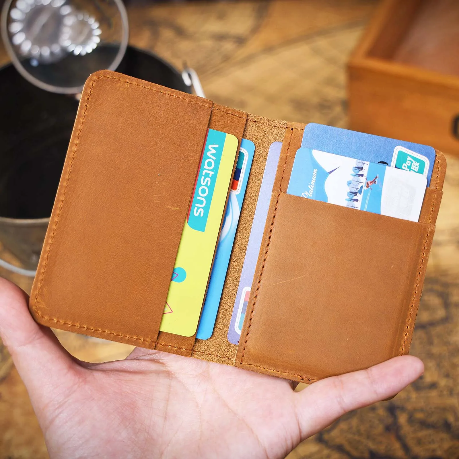Echtleder-Kartenetui, einfache Mini-Geldbörse von Crzay House Leather, perfekt zum Tragen von Bargeld und Karten – Detail 18