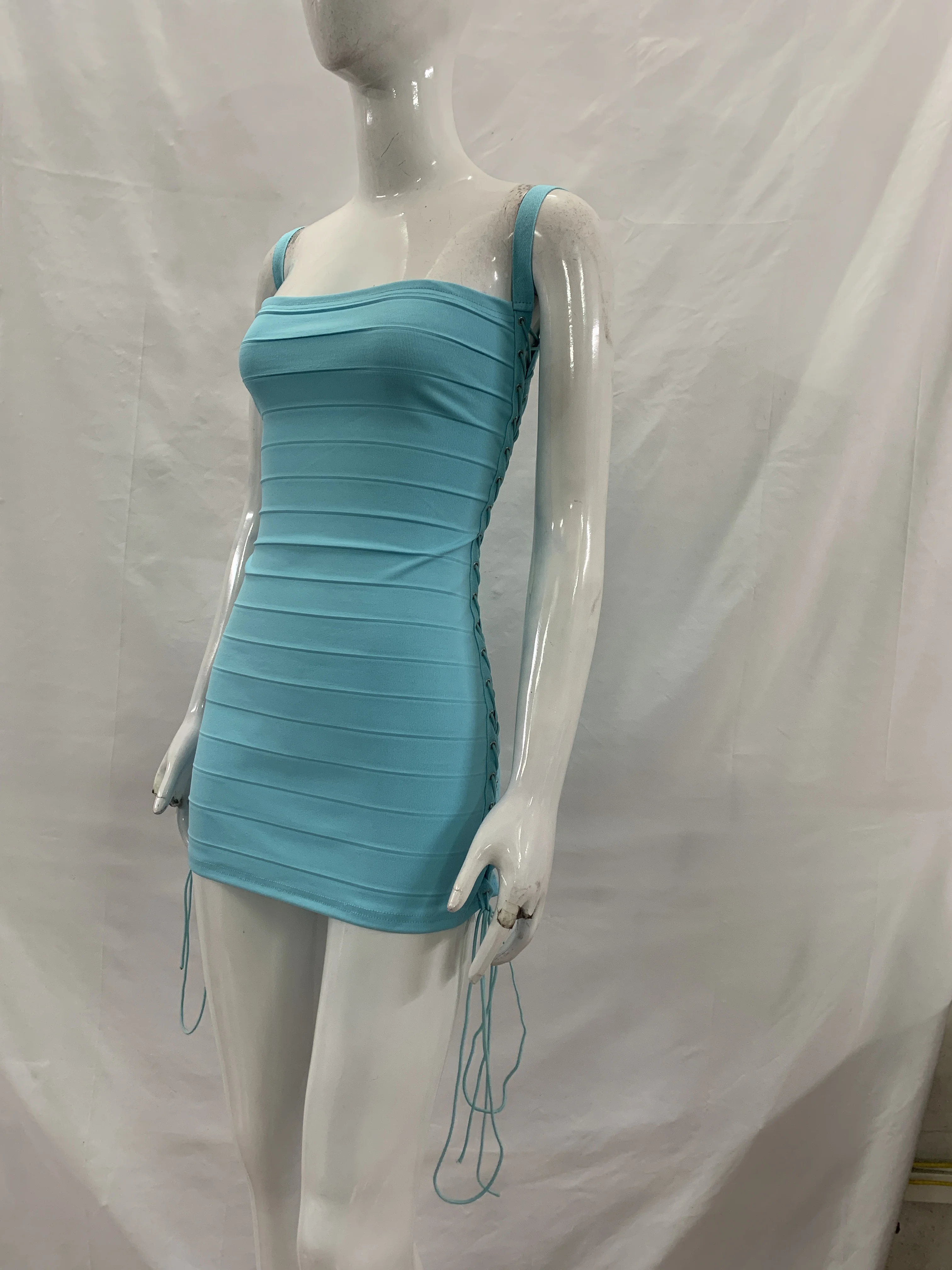 Modisches Socialite-Style Trägerkleid mit Bandage-Design, sexy durchbrochenem Seitenband und Hüftrock, Taillenbetonung, 2026 Ins – Detail 5