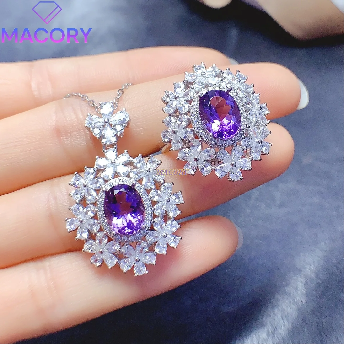 

Комплект украшений из натурального аметиста включает кольцо и колье из чистого серебра 925 пробы, высокое качество, классический и элегантный драгоценный камень.