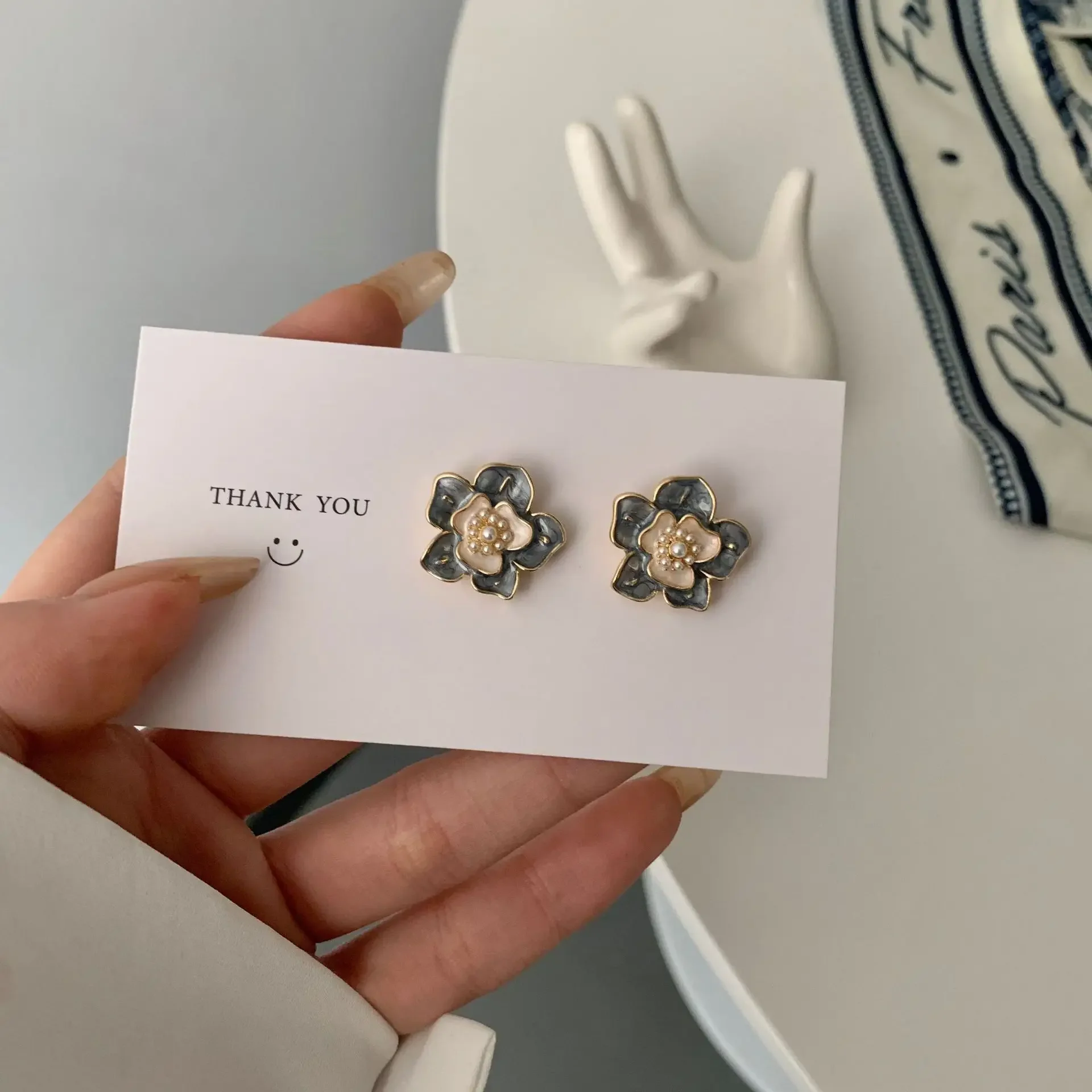 Korean New Style French Oil Drip Flower Clip Earrings No Hole Temperament Simple Enamel Pearl Flower Clip Earrings No Piercing