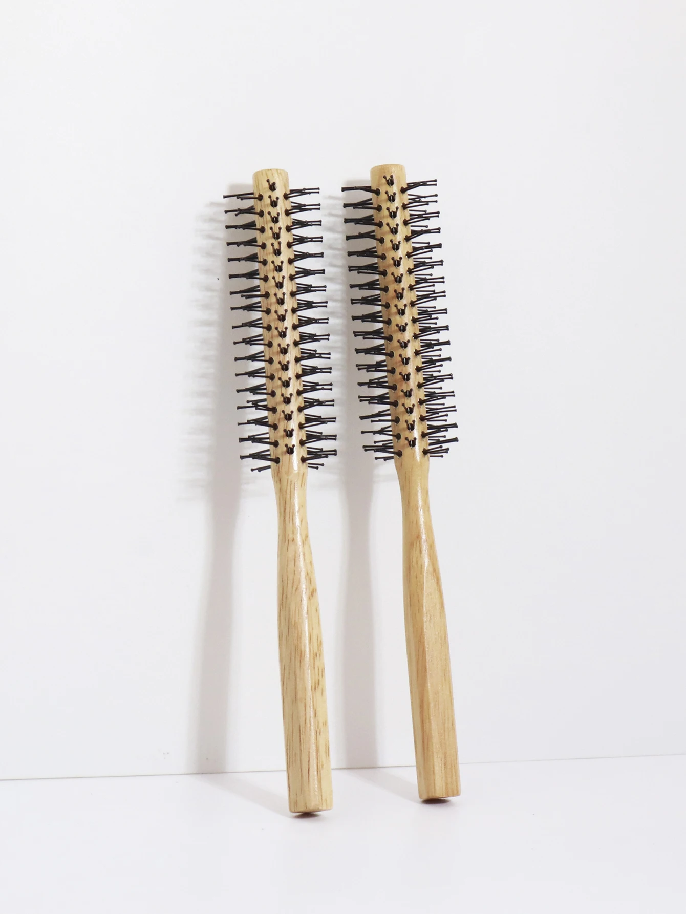 قطعتان من أمشاط صالون الشعر الاحترافية ذات المقبض الخشبي الطبيعي الأسطوانية المضادة للكهرباء الساكنة الخاصة بشعر مستعار حقيقي