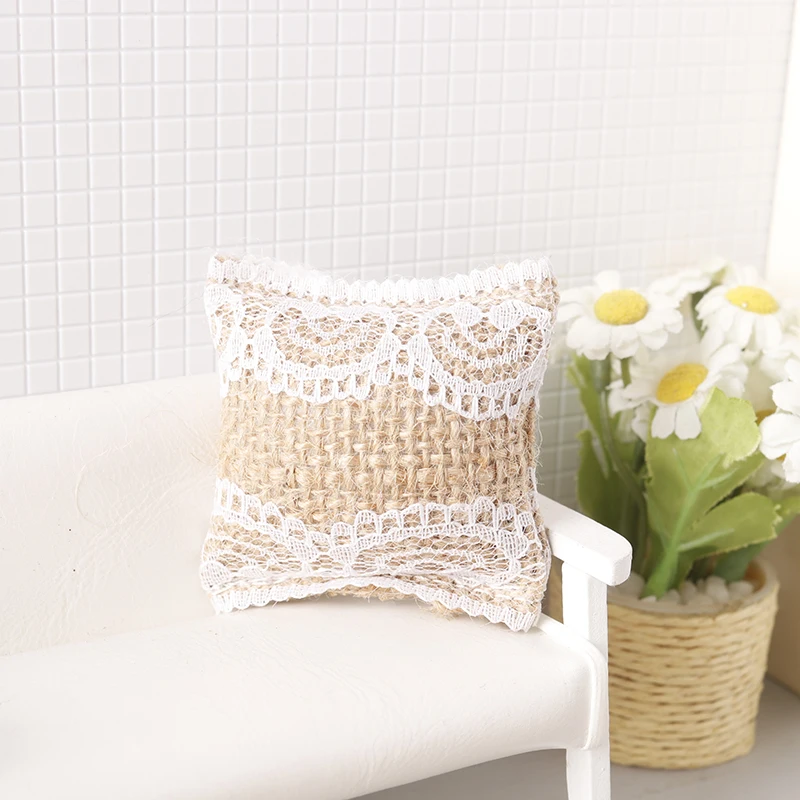 Dollhouse Miniature Lace Pillow, Almofadas do sofá, Mobiliário Decoração Toy, Dolls House, Acessórios para casa, 2Pcs, 1:12