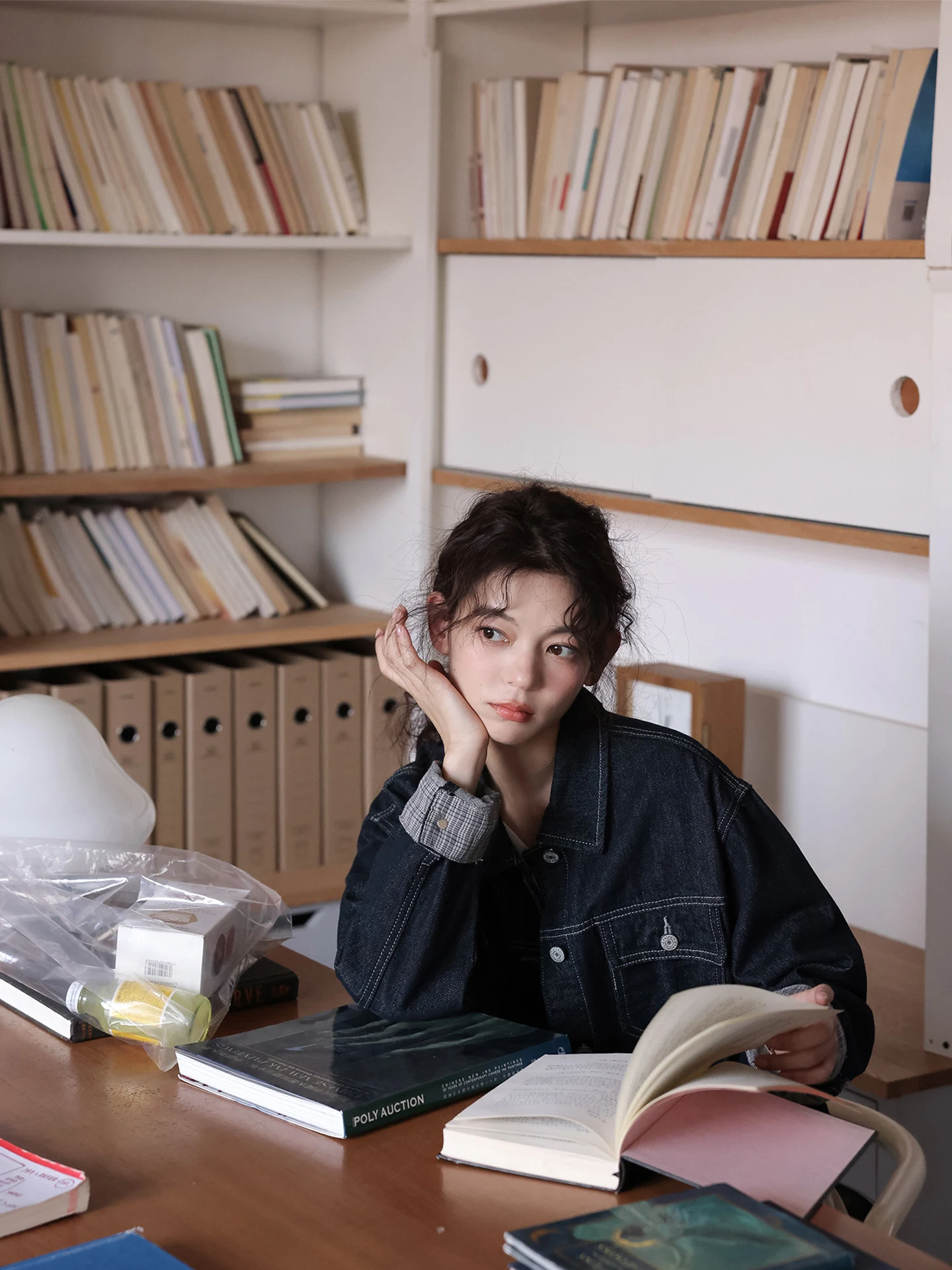 

Уникальная короткая джинсовая куртка для женщин: весенняя мода, красивый дизайн, смесь хлопка и полиэстера, на пуговицах, классический стиль