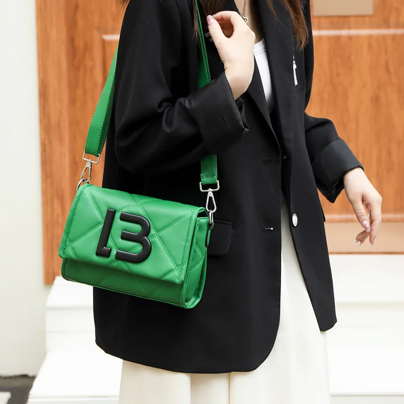 حقيبة يد نسائية فاخرة خفيفة جديدة ذات وسادة ناعمة من الجلد حقيبة كروس بسيطة للنساء حقيبة سلسلة حقيبة كتف