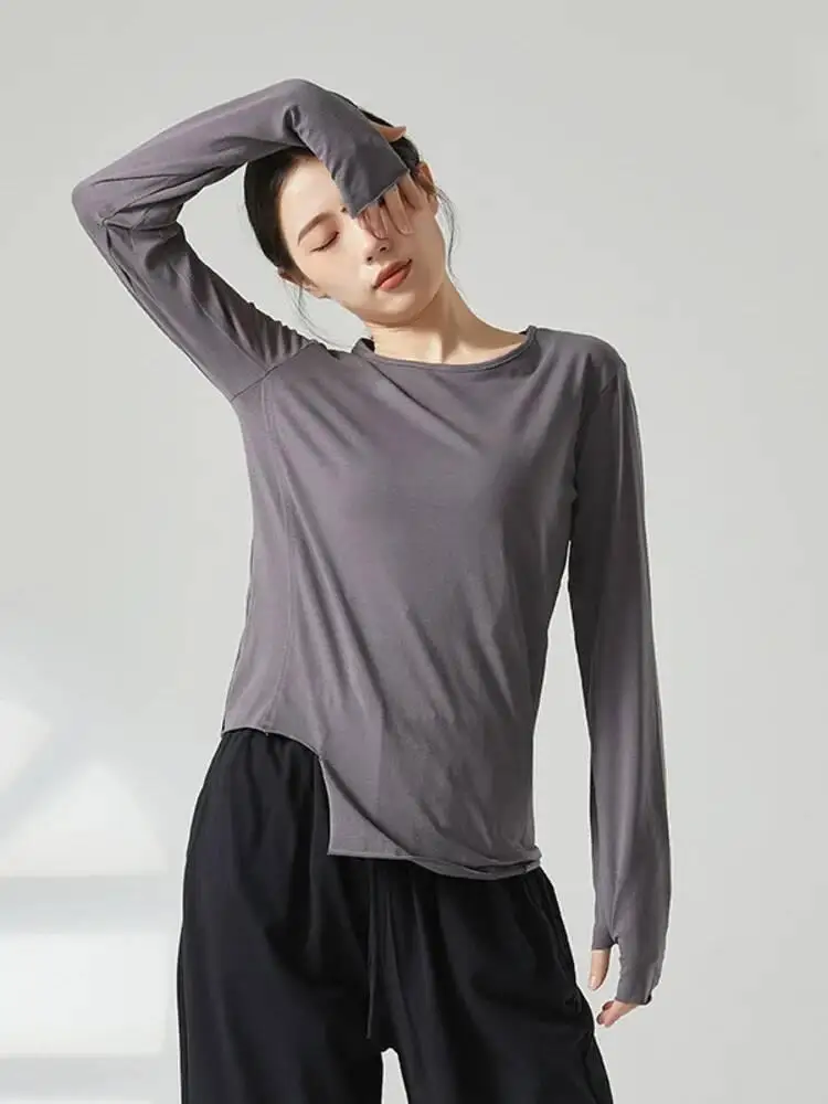 สตรีคลาสสิกเต้นรําการออกแบบไม่สม่ําเสมอด้านบนคอกลมแขนยาวสลิมฟิตเสื้อสีทึบสําหรับการฝึกซ้อมบนเวที