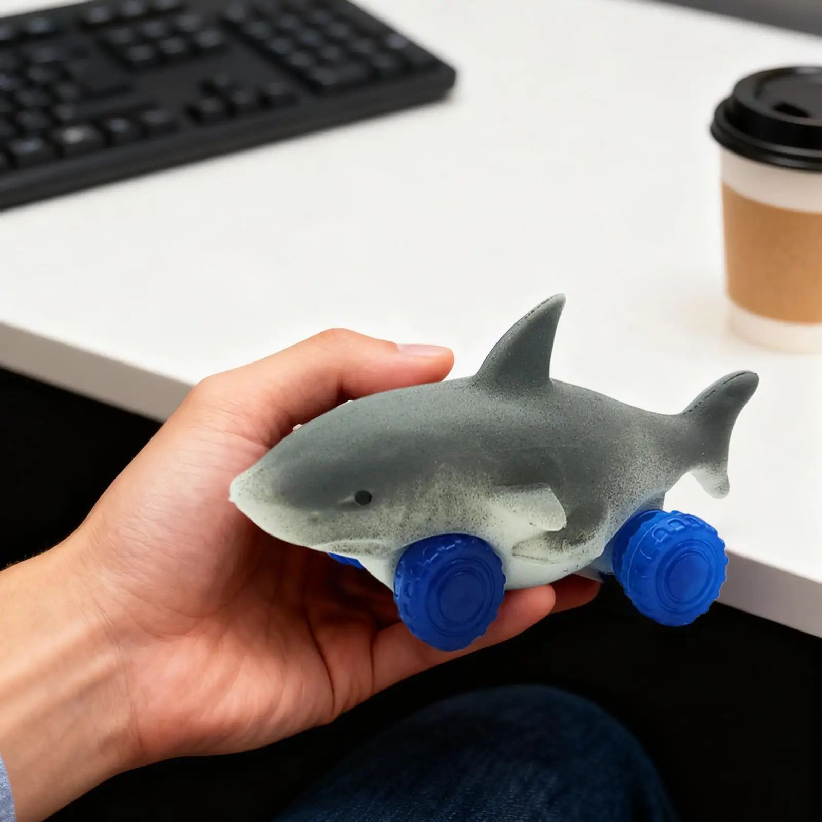 ポータブルシャークスクイーズおもちゃ車 シャークプルアップカー クリエイティブシャークスクイーズ変形車 スライディングシャークプルアップトイ 感覚玩具