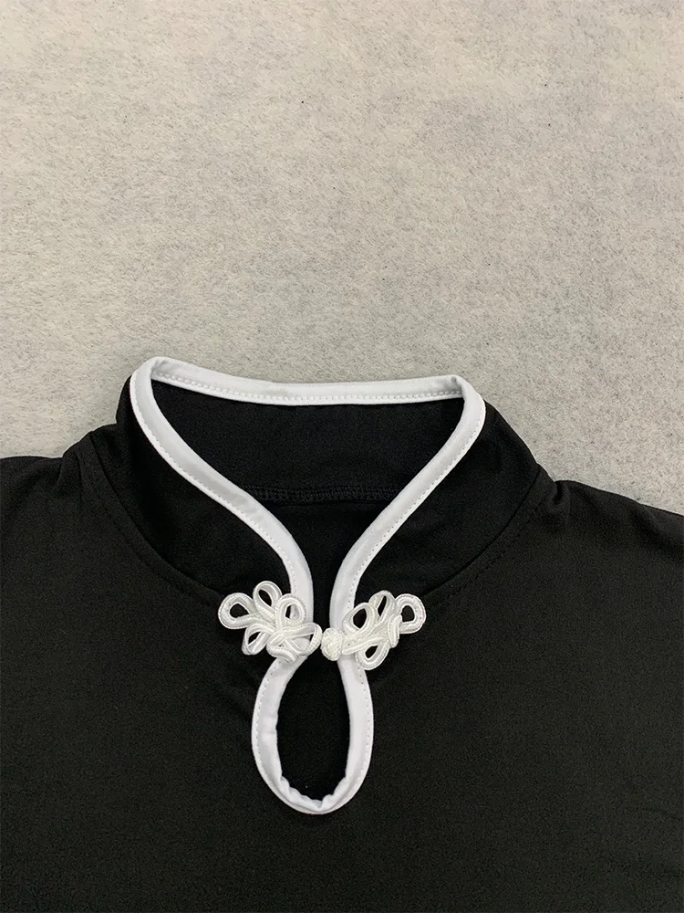 Sommerliches, elegantes Cheongsam-inspiriertes Damen-T-Shirt mit Kontrastbesatz, Stehkragen, Schlüsselloch-Ausschnitt, Froschknopfleiste, ärmellos und figurbetont – Detail 5