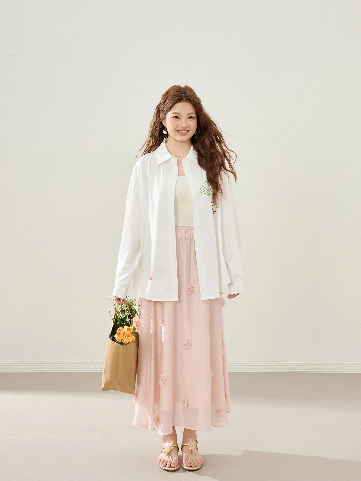 Haut d'été pour femme blanc, nouvelle collection coréenne 2025, style ample et long, protection solaire, broderie, style décontracté, vêtement d'extérieur