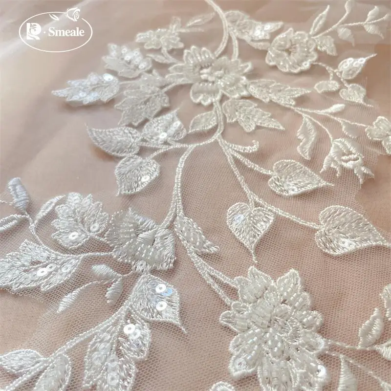 10 Stück und 2 Stück. Weiße Perlen-Spitzenblumen mit Spiegelblüten. Blumenblätter-Stickerei für Hochzeitskleider und Kopfschmuck. DIY-Nähzubehör-Patch. – Detail 3