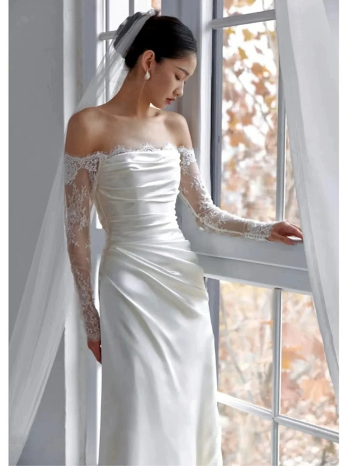 Vestido de Noiva de Renda de Seda Satin com Manga Longa e Um Ombro, Branco, Estilo Super Fada para Casamento