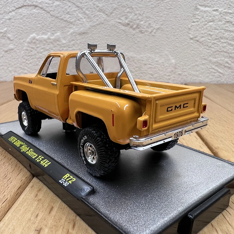 Diecast Alloy GMC High Sierra 15 4X4 Pickup Truck Cars Model, Adultos Brinquedos, Clássicos Lembrança Presentes, Exibição Estática, Escala 1:64, 1976