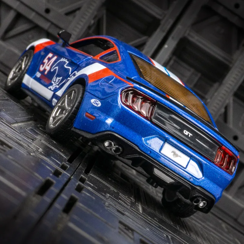 

CCA 1:34 Ford Mustang GT 2018, коллекция украшений для модели автомобиля, акустооптическая игрушечная машина с откатным механизмом, дверь может открыть хорошее качество