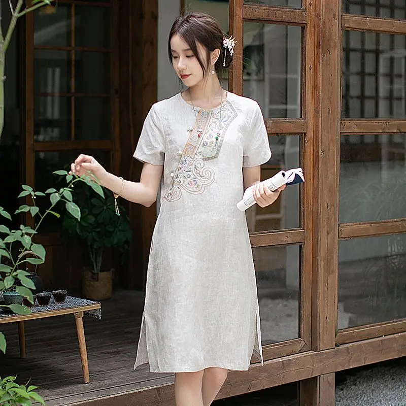 秋の新ヴィンテージバックル刺繍ドレス女性のための中国風の緩い気質痩身ミッドレングスドレス