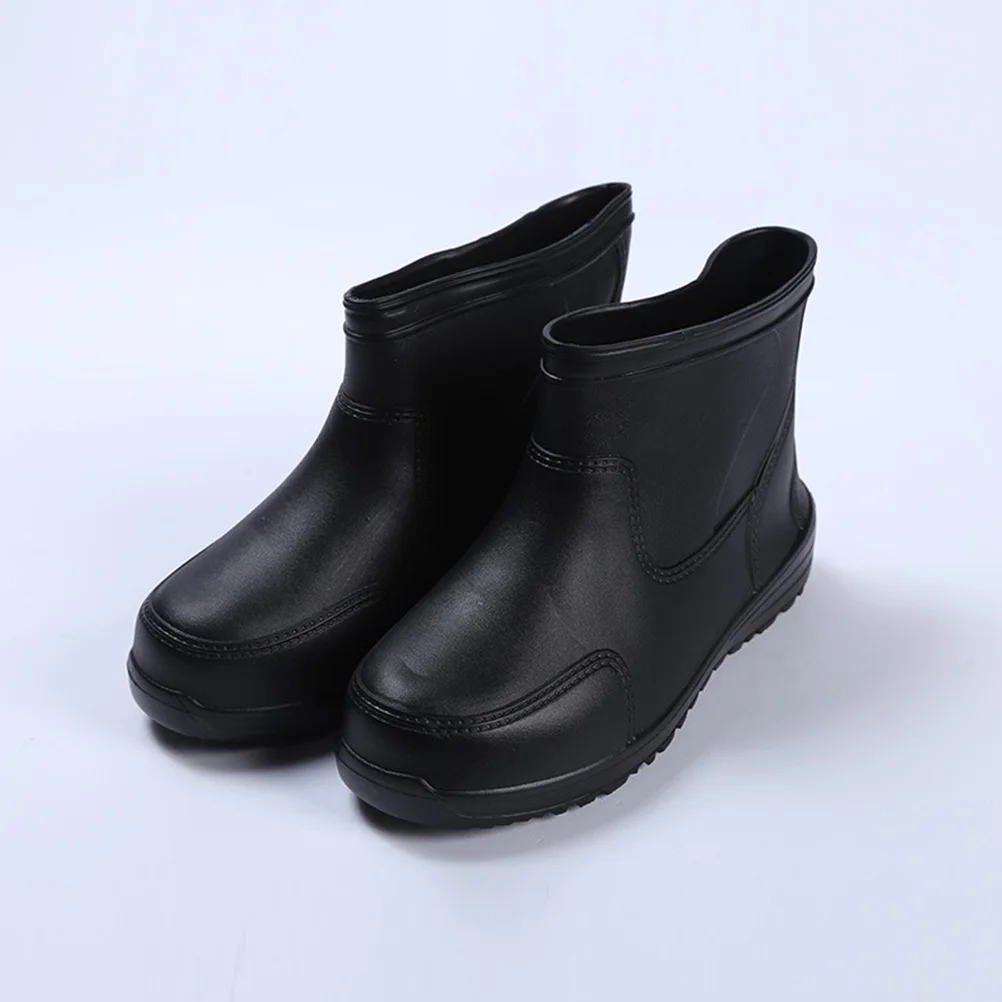 รองเท้ากันฝนกันลื่น 1 คู่ สีดำ ไซส์ 42 ดีไซน์หัวมน พื้นรองเท้าแบบเว้า-นูน พื้นหนา สำหรับงานทางการแพทย์ โรงแรม และงานวิจัย