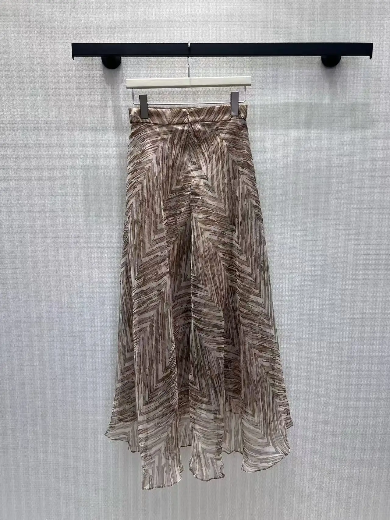 Retro gradient herringbone pattern silk half-length dress with high waist and irregular wave frilled hem, flowing large skirt