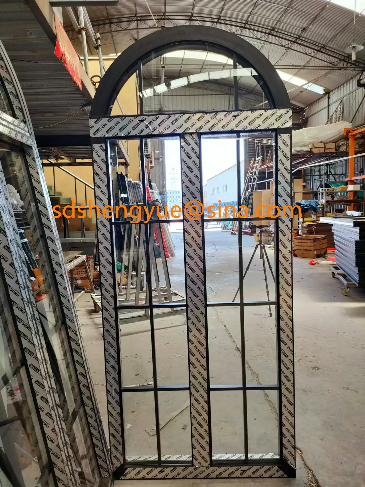 نافذة فيلا بتصميم مقوس مخصصة في الولايات المتحدة الأمريكية نافذة ثابتة على شكل قياسي من الألومنيوم والزجاج المقسى نافذة مقاومة للصوت مع شوايات