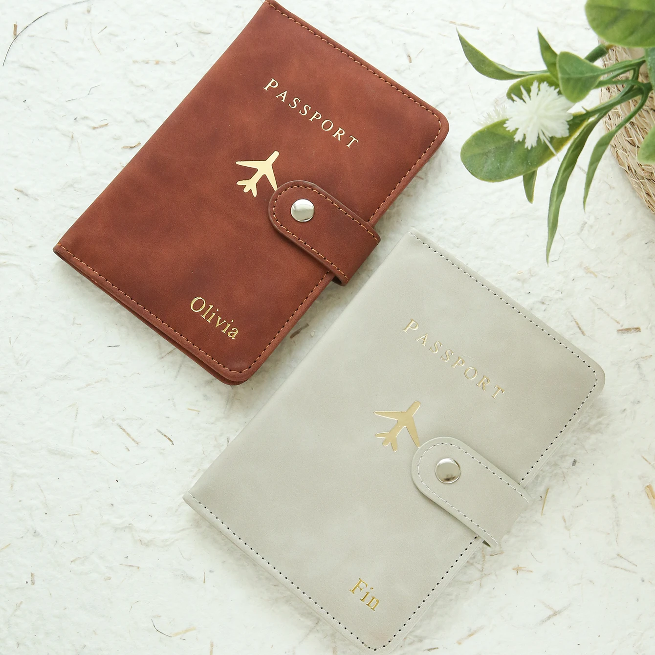 Juego de porta pasaporte para pareja con nombre personalizado, paquete de regalo, conjunto con caja de regalo de viaje de gamuza con monograma dorado personalizado, 2 uds.