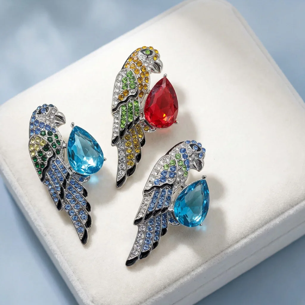 New style fashionable and shiny diamond encrusted parrot brooch, versatile animal retro clothing accessories