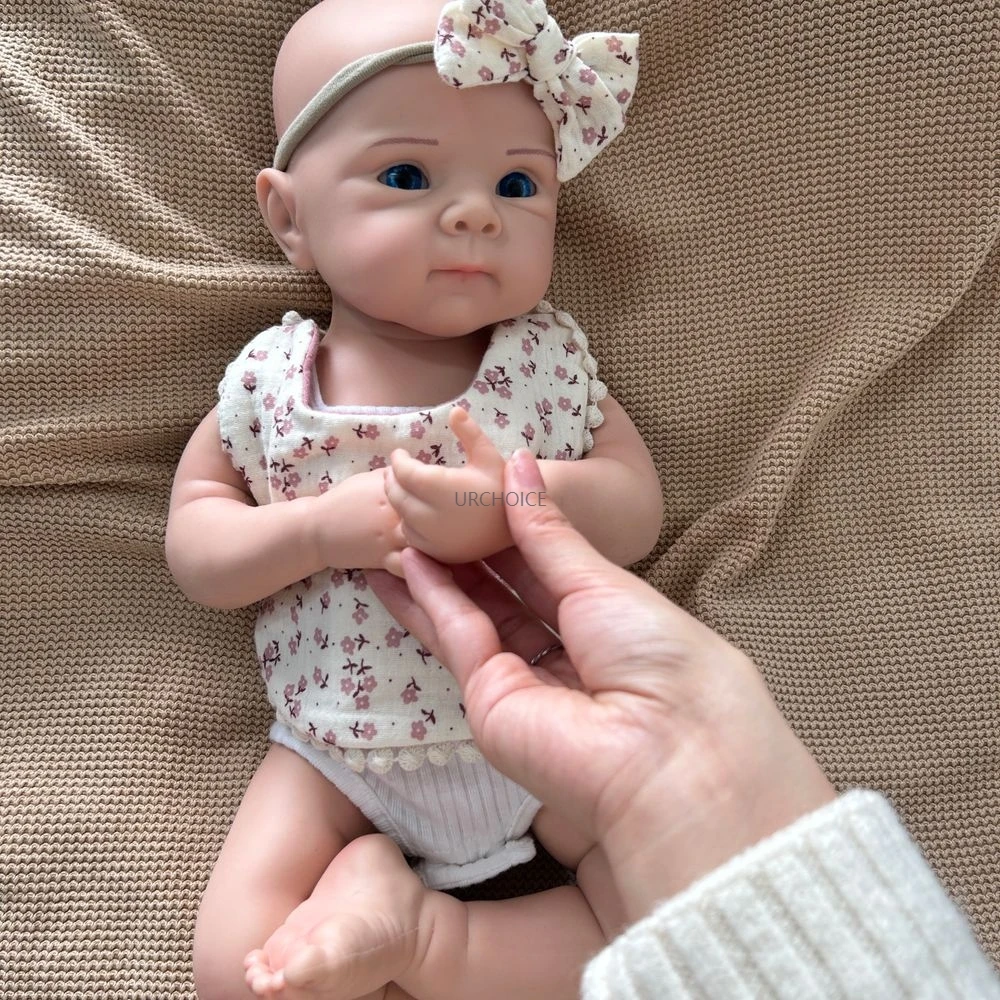 19Inch Soft E Lifelike Silicone Reborn Baby Girl Open Blue Eyes Tons de pele realistas e detalhes pintados para Collectibles Gift