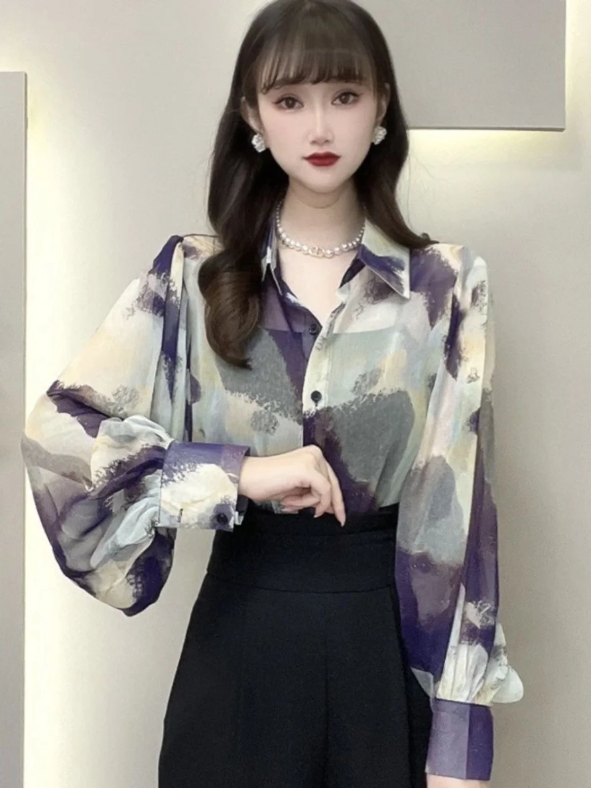 

Модная рубашка с длинным рукавом и принтом, топ с рукавами-фонариками, стройнящий силуэт, стиль ранней осени, свободный крой, воротник, для повседневной носки