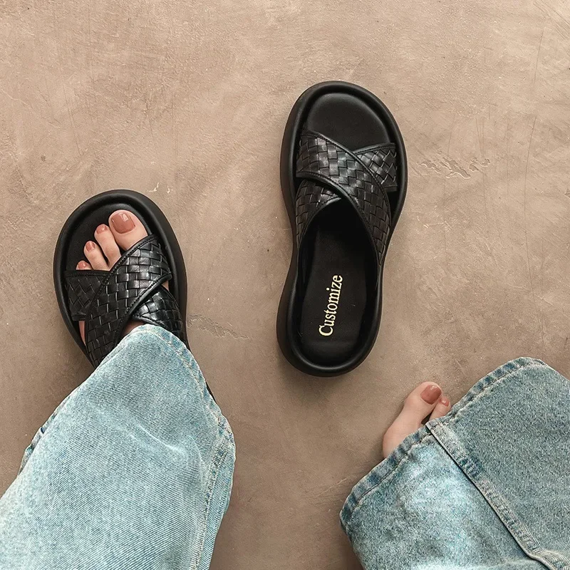 2025 verão couro tecer plataforma palavra chinelos dedo do pé redondo pull-on plana tamanho grande casual chinelos de praia