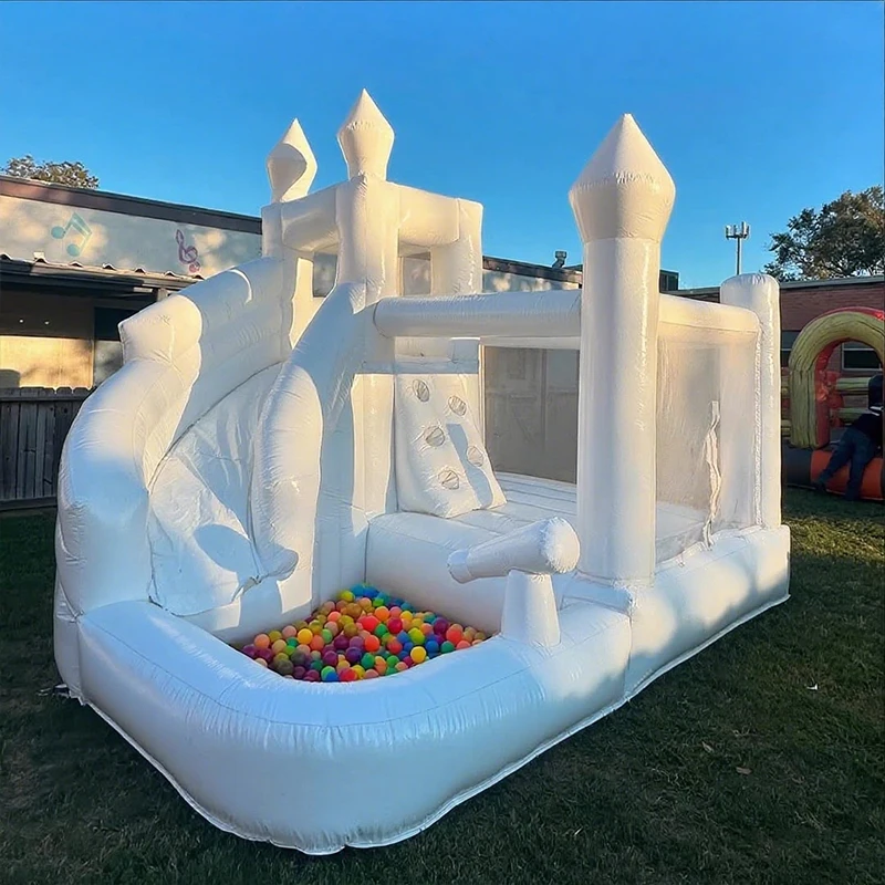 

Белый уличный надувной замок-вышибала с надувными игрушками, включая прыгающий дом