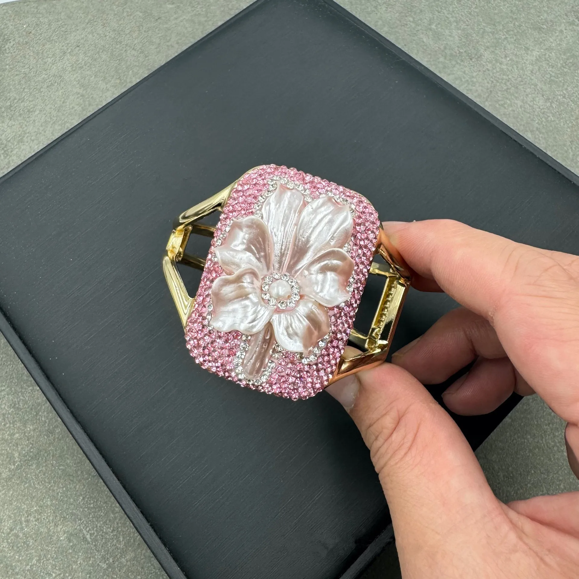 

High-end Luxury Shell Embossed Bangle Exquisite Fashion Baroque Pearl Rhinestone Women Wedding Jewelry