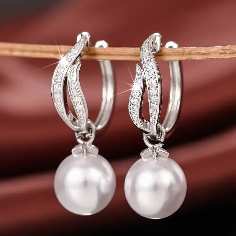 Huitan Elegante Damen-Tropfenohrringe, Imitationsperle, eingelegt, glänzende CZ, ausgefallene Accessoires für Hochzeit, Verlobung, Modeschmuck