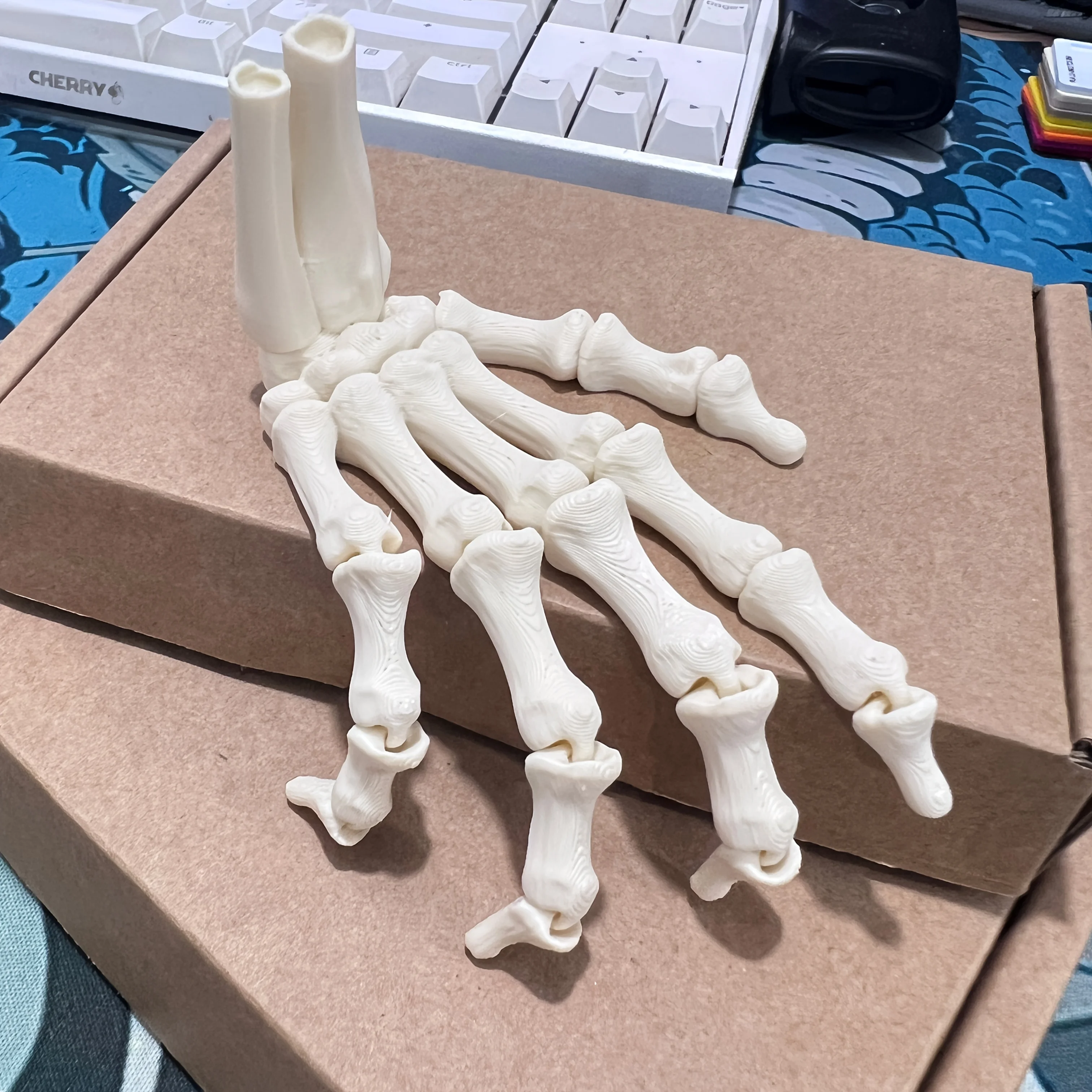 Ein Paar gruselige Totenkopf-Handskelett, menschliche Hand, Geist, Halloween-Party-Requisiten, Zombie-Festival, Spukhaus, Karneval, Party, DIY-Dekorationen