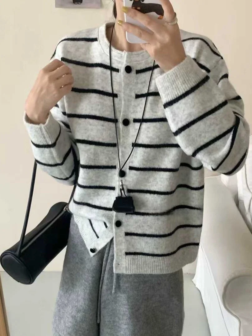 เสื้อคาร์ดิแกนถักสำหรับผู้หญิง พร้อมเสื้อคลุมไหล่แบบนุ่ม ชุดสองชิ้น คอกลม เปิดด้านหน้า สำหรับฤดูใบไม้ร่วงและฤดูหนาว รุ่นใหม่ สไตล์ Sle...