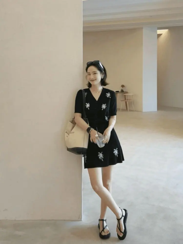 

Модный женский комплект с V-образным вырезом и коротким рукавом, юбка с завышенной талией и цветочным принтом, весенний комплект из двух предметов.