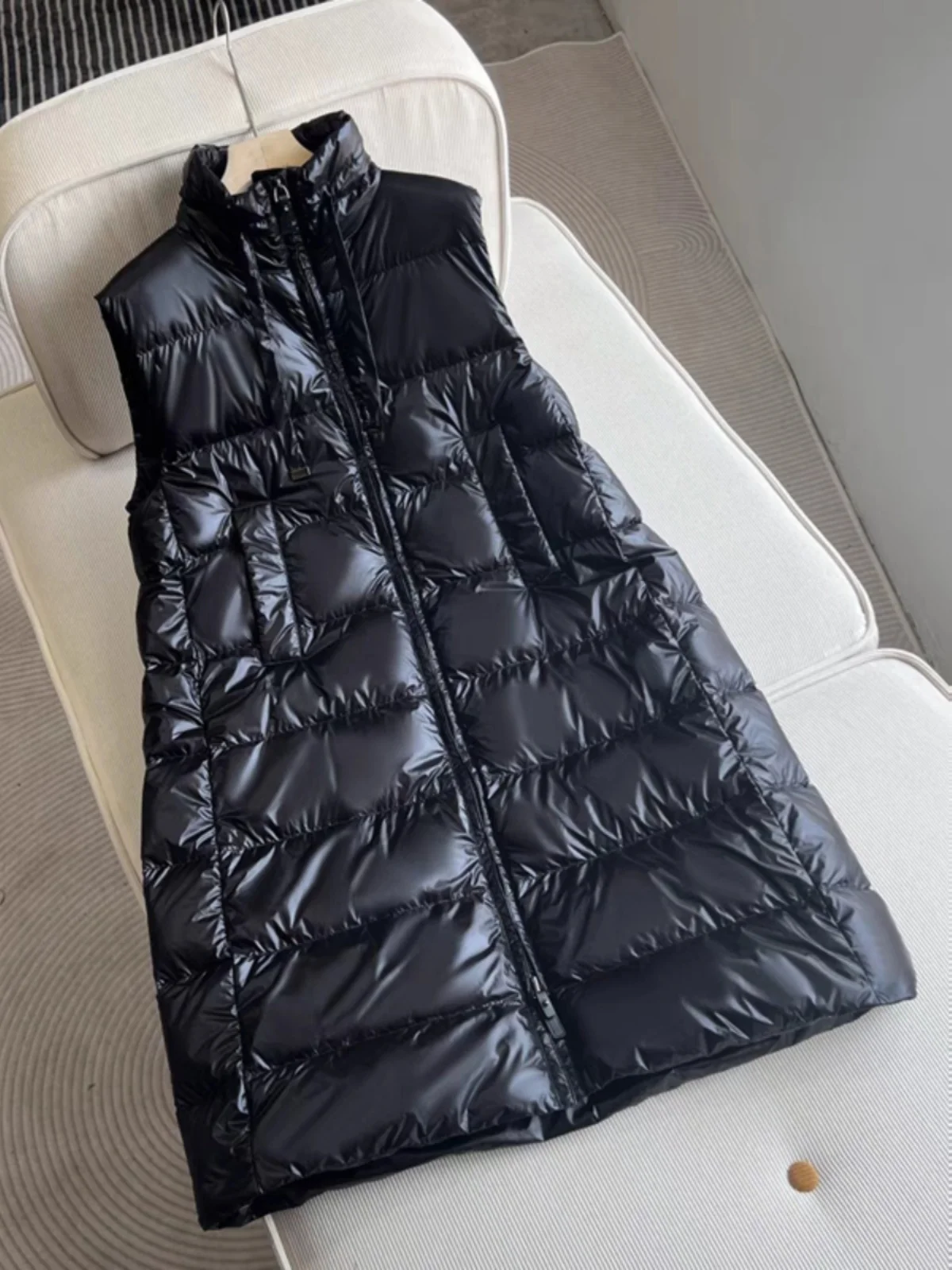 

Жилет Maxma White Du с капюшоном, премиум-качество, утепленный, женский, прямой крой, полиэстер, без рукавов, весна