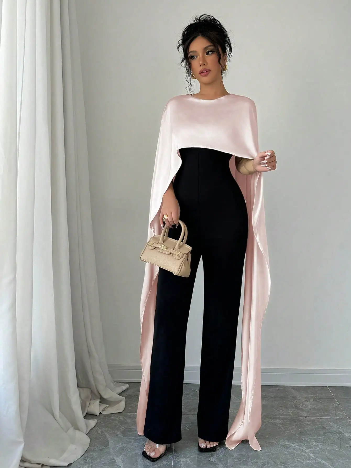 Bella mantello finto in due pezzi alla moda, tessuto attillato impiombato ​ ​ Salto da donna autunno e inverno con collo rotondo e spacco in colore a contrasto