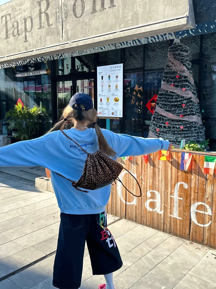 กางเกงยีนส์ขาสั้นยูนิเซ็กซ์ ReddaChic ลายตัวอักษร สไตล์อเมริกันเรโทร ลุคซักฟอก ทรงขากว้าง ใส่สบายสำหรับฤดูร้อน สตรีทแวร์ ไซส์พลัส